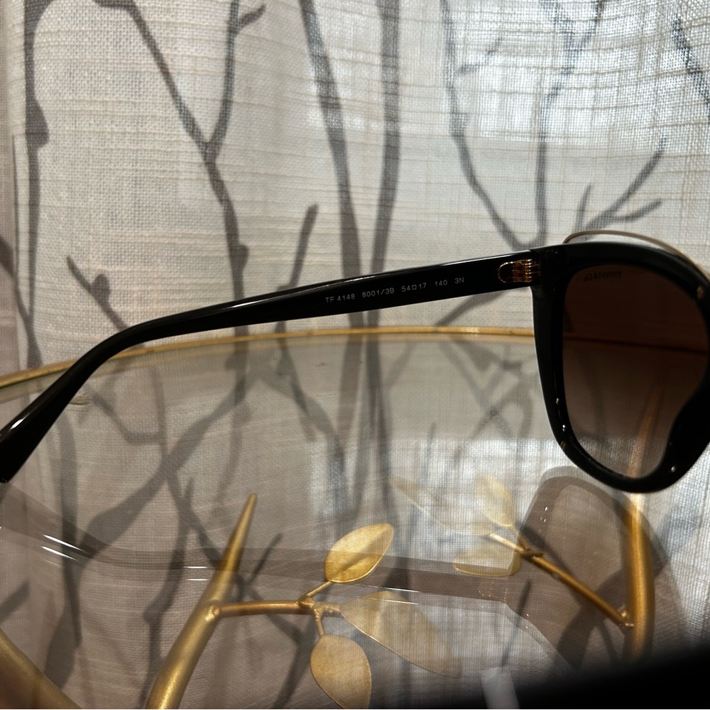 Tiffany & Co. Sunglasses 
TF4148

Elegant Black and Gold Sunglasses - Picture 8 of 8